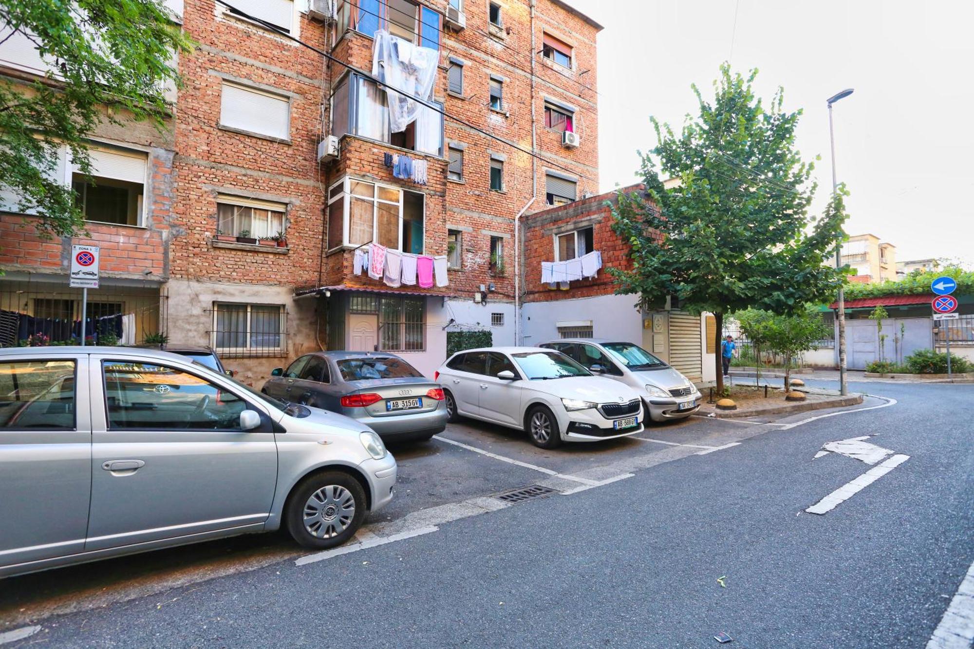 R&B City Center Apartment Tirana Bagian luar foto